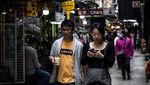 Potret Aktivitas Warga Hong Kong yang Kini Bebas Masker