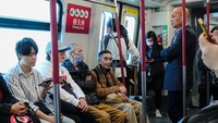 Komuter di Hong Kong, dengan beberapa dari mereka masih memakai masker wajah saat naik kereta bawah tanah. Getty Images/Sawayasu Tsuji