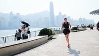 Seorang wanita joging tanpa masker di Victoria Harbour, Hong Kong. Getty Images/Sawayasu Tsuji  