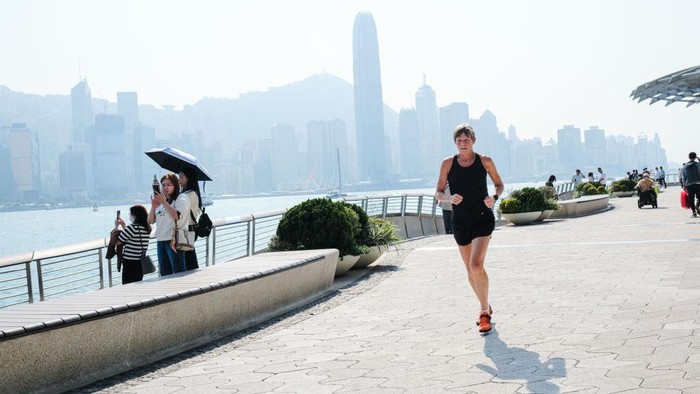 HONG KONG, CHINA - MARCH 01: A female jogger jogs without face mask by Victoria Harbour on March 1, 2023 in Hong Kong, China. Hong Kong lifted its mask mandate on Wednesday, one of the last territories in the world to do so. (Photo by Sawayasu Tsuji/Getty Images)