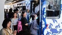 Komuter di Hong Kong, dengan beberapa dari mereka masih memakai masker wajah saat naik trem. Meski mandat masker telah dicabut, sebagian warga Hong Kong mengaku masih merasa waswas terkait penularan COVID-19, sehingga tetap berjaga-jaga menyediakan masker. Getty Images/Sawayasu Tsuji