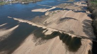Biasanya Sungai Loire akan dipenuhi air menjelang akhir Februari saat salju musim dingin mencair. Namun sebuah rekaman drone menunjukkan gumuk pasir terlihat saat air turun, memicu kekhawatiran akan kekurangan air bagi penduduk setempat.  