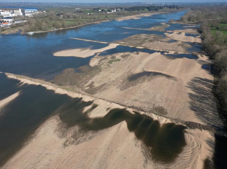 Potret Sungai Terpanjang di Prancis Terancam Kering