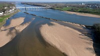 Dalam 32 hari berturut, total curah hujan di bawah 1 mm dari 21 Januari hingga 22 Februari. Ini adalah rekor sejak 1959, menurut layanan cuaca Meteo France. Prancis sedang mempersiapkan untuk memperkenalkan pembatasan penggunaan air di beberapa bagian negara itu mulai Maret, dalam langkah yang belum pernah terjadi sebelumnya sepanjang tahun setelah musim dingin terkering dalam 64 tahun.  