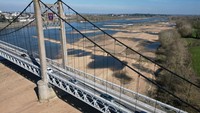 Sebuah pemandangan memperlihatkan gumuk pasir Sungai Loire di Ancenis-Saint-Gereon, Prancis, Rabu (1/3/2023). Prancis sedang menghadapi salah satu kekeringan musim dingin terburuk dalam sejarah.