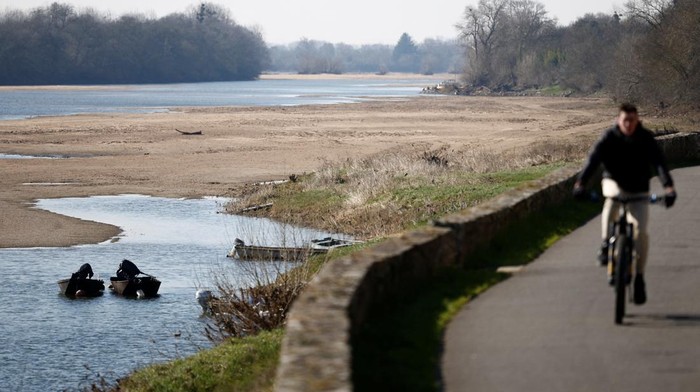 Potret Anomali di Prancis, Sungai Terpanjang Mengering di Musim Dingin A view shows the Anjou-Bretagne bridge with sandbanks of the Loire River in Ancenis-Saint-Gereon, as France faces records winter dry spell raising fears of another summer of droughts and water restrictions, March 1, 2023. REUTERS/Stephane Mahe TPX IMAGES OF THE DAY