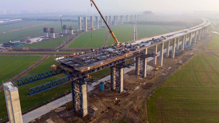 Potret Konstruksi Jembatan Sungai Yangtze China yang Lagi Dibangun Proyek pembangunan Jembatan Sungai Yangtze Changtai, China masih dalam tahap pembangunan. Begini penampakannnya.