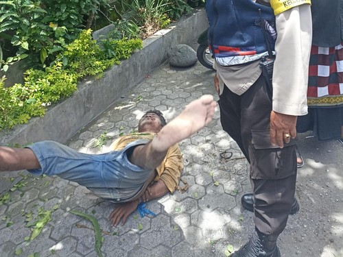 Pria diikat warga gegara naik ke atap rumah warga tanpa izin di Jalan Tukad Alas Arum Gang Melati Nomor 4, Kelurahan Sesetan, Kecamatan Denpasar Selatan, Kota Denpasar, Kamis (2/3/2023).