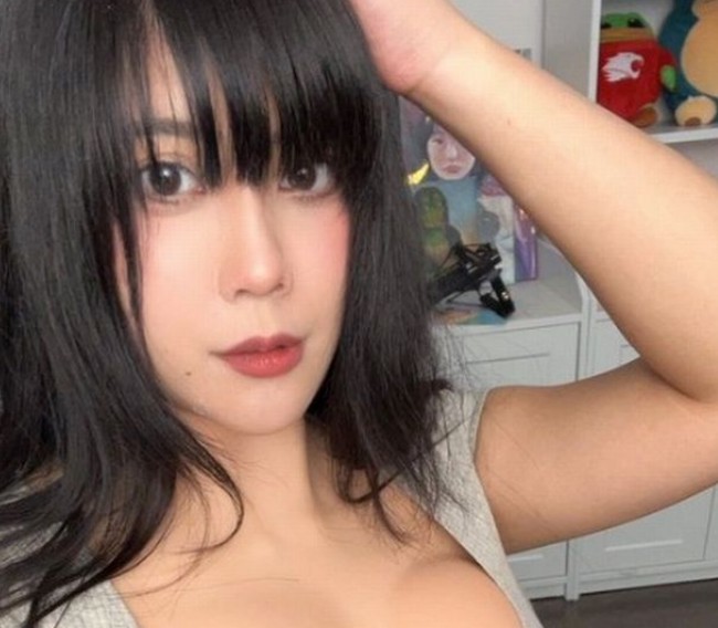 Inilah penampilan terakhirnya saat live streaming di Twitch. Wanita 28 tahun itu mengeluhkan bahwa seharusnya akunnya tidak perlu di-banned karena dia menggunakan payudara palsu yang terbuat dari silikon. Foto: dok. Twitter