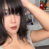 Inilah penampilan terakhirnya saat live streaming di Twitch. Wanita 28 tahun itu mengeluhkan bahwa seharusnya akunnya tidak perlu di-banned karena dia menggunakan payudara palsu yang terbuat dari silikon. Foto: dok. Twitter