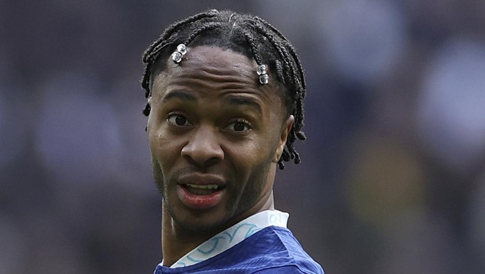 Chelseas Raheem Sterling grimaces during the English Premier League soccer match between Tottenham Hotspur and Chelsea at Tottenham Hotspur Stadium in London, Sunday, Feb. 26, 2023.(AP Photo/Ian Walton)