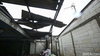 Atap rumah warga terbang terbawa puting beliung.