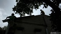Warga memperbaiki atap rumahnya yang rusak diterjang puting beliung di Tambun Selatan, Kabupaten Bekasi, Kamis (2/3/2023).