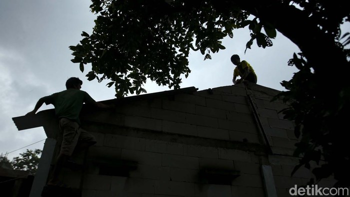 Angin puting beliung menerjang Tambun selatan, Kabupaten Bekasi, Rabu (1/3) kemarin. Akibatnya ratusan rumah rusak disapu angin kencang tersebut.