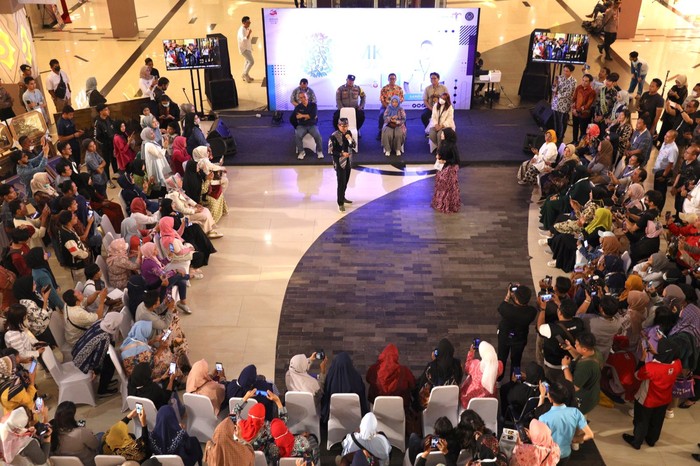 Relawan UKM Sahabat Sandi memboyong puluhan produk dari sektor kuliner, fesyen, dan kriya ke UMKM EXPO 2023 yang digelar di Cirebon, Jawa Barat.