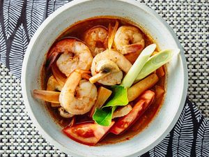 Menu Harian Ramadan 22: Brokoli Tumis Ayam dan Tomyam Udang yang Pedas Segar