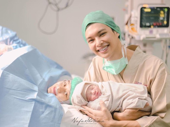 Dinda Hauw melahirkan anak kedua.