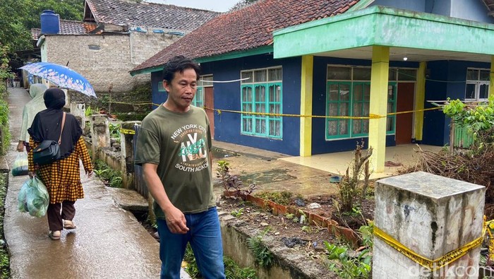 Rumah Wowon di Cianjur yang temboknya dihancurkan warga.