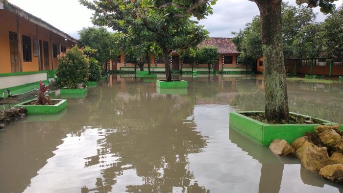 Salah satu sekolah di Banaran 2 Plupuh, Sragen, terendam banjir, Kamis (2/3/2023).