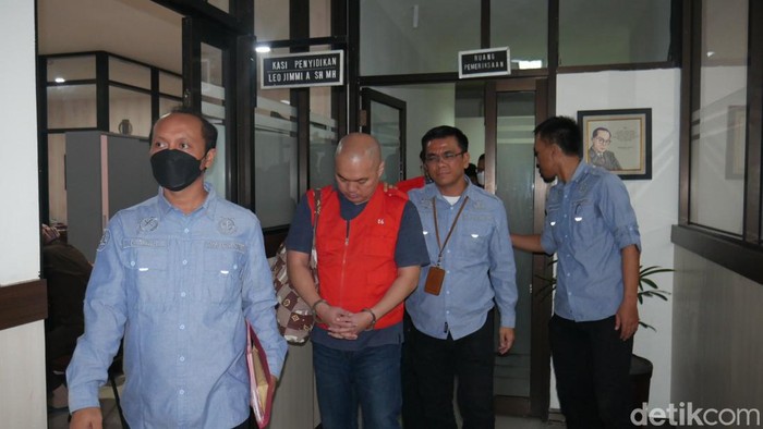 Salah satu tersangka yang ditahan oleh Kejati Jateng dalam kasus korupsi, Kamis (2/3/2023).