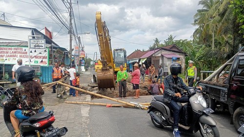 Sejumlah pengendara sepeda motor terpaksa putar balik di lokasi proyek perbaikan gorong-gorong bawah jalan Desa Darmasaba, Abiansemal, Badung, Kamis (2/3/2023). (Agus Eka)
