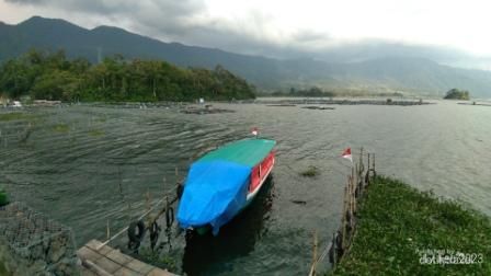 Sebuah kapal bersandar ditepian danau