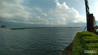 Awan berombak di atas danau