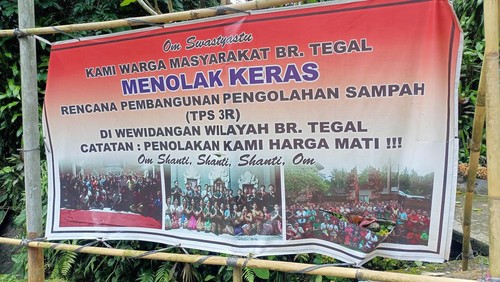 Spanduk warga Banjar Tegal di Desa Sembung, Kecamatan Mengwi, Badung menolak rencana pembangunan TPS 3R. (Agus Eka)