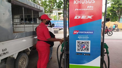 Salah satu petugas SPBU Oeba, Kota Kupang, NTT saat melakukan pengisian BBM.