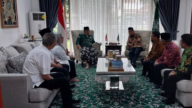 Suasana pertemuan Ketua Umum PBNU Yahya Cholil Staquf dengan Direktur Jenderal Pajak Suryo Utomo di Jakarta, Kamis (2/3/2023). (Dok. Istimewa)
