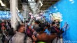 Berpacu dengan Ruang dan Waktu di Stasiun Tersibuk Indonesia