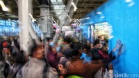 Rata-rata volume pengguna yang transit di Stasiun Manggarai mencapai 125-160 ribu orang per harinya.