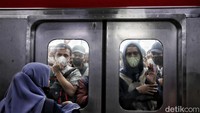 Kedua, diperbolehkan tidak menggunakan masker apabila dalam keadaan sehat dan tidak berisiko tertular atau menularkan COVID-19 dan dianjurkan tetap menggunakan masker yang tertutup dengan baik apabila dalam keadaan tidak sehat atau berisiko COVID-19, sebelum dan saat melakukan perjalanan. Pradita Utama/detikcom