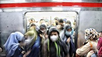 Ada 4 persyaratan lengkap perjalanan menggunakan kereta api jarak jauh dan lokal mulai 12 Juni 2023. Pertama, Dianjurkan tetap melakukan vaksinasi COVID-19 sampai dengan booster kedua atau dosis keempat terutama bagi masyarakat yang memiliki risiko tinggi penularan COVID-19. Pradita Utama/detikcom