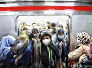 Alasan Pengguna KRL-TransJ Tetap Bermasker, Ikut Aturan hingga Cari Aman