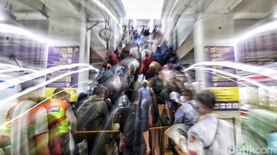 Berpacu dengan Ruang dan Waktu di Stasiun Tersibuk Indonesia