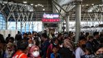 Berpacu dengan Ruang dan Waktu di Stasiun Tersibuk Indonesia