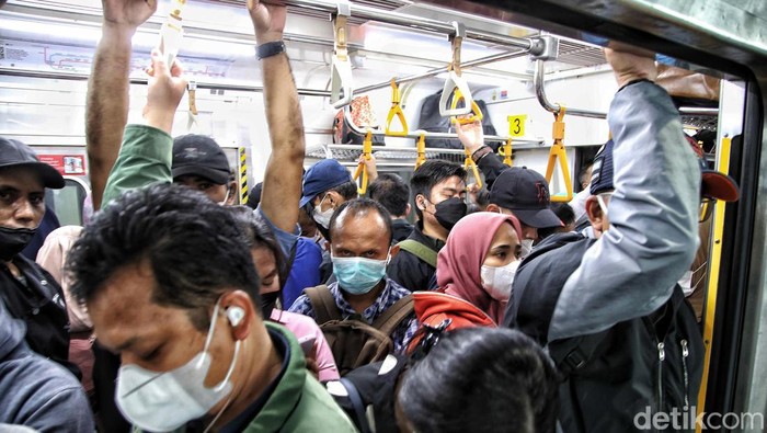 Ratusan penumpang berusaha masuk ke dalam transportasi umum KRL di Stasiun Manggarai, Rabu (22/2/2023).
