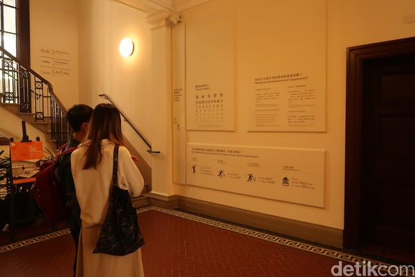 Dinding banguan dipoles dengan mural yang menceritakan sejarah bangunan. Bahkan, ada peta Hong Kong di zaman kolonial. (bonauli/detikcom) Dinding banguan dipoles dengan mural yang menceritakan sejarah bangunan. Bahkan, ada peta Hong Kong di zaman kolonial. (bonauli/detikcom)