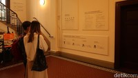 Dinding banguan dipoles dengan mural yang menceritakan sejarah bangunan. Bahkan, ada peta Hong Kong di zaman kolonial. (bonauli/detikcom)