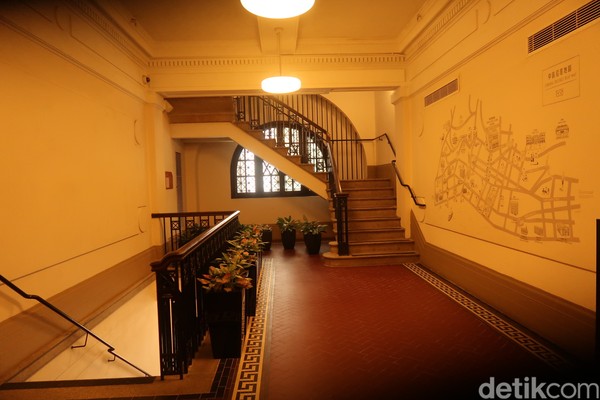 Begitu masuk pengunjung disambut dnegan penerangan berwarna kuning. Tangga-tangga besar dari era Victoria masih bertengger kokoh mempercantik interior bangunan. (bonauli/detikcom) Begitu masuk pengunjung disambut dnegan penerangan berwarna kuning. Tangga-tangga besar dari era Victoria masih bertengger kokoh mempercantik interior bangunan. (bonauli/detikcom)