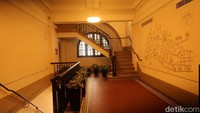 Begitu masuk pengunjung disambut dnegan penerangan berwarna kuning. Tangga-tangga besar dari era Victoria masih bertengger kokoh mempercantik interior bangunan. (bonauli/detikcom)