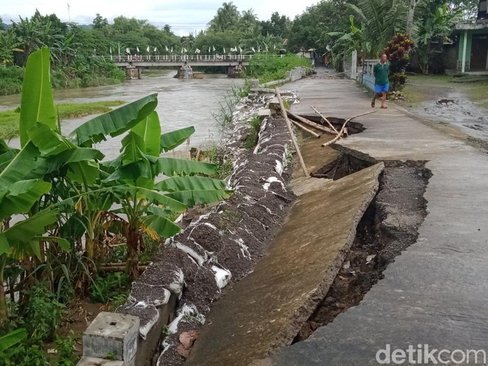 Tanggul Sungai Dengkeng Desa Paseban, Kecamatan Bayat longsor semakin parah, Kamis (2/3/2023).