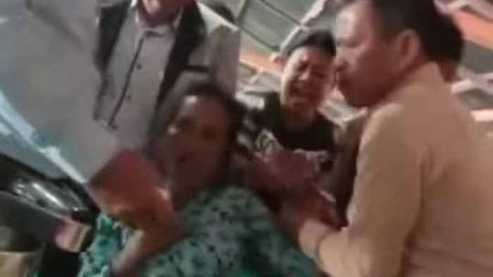 Tangkapan layar penganiayaan seorang ibu di Kabupaten Toba. Foto: istimewa