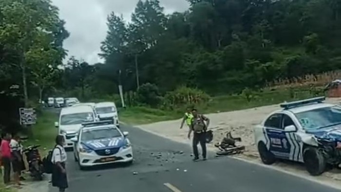 Tangkapan layar video mobil Patwal menabrak sepeda motor di Toba