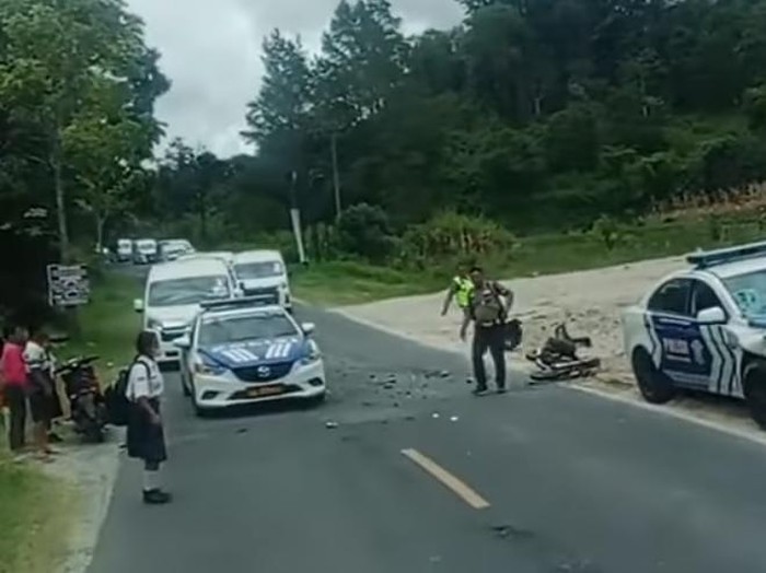 Tangkapan layar video mobil Patwal menabrak sepeda motor di Toba