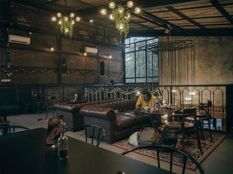 Ada banyak tempat nongkrong di Surabaya. Berikut ini beberapa di antaranya yang instagramable.
