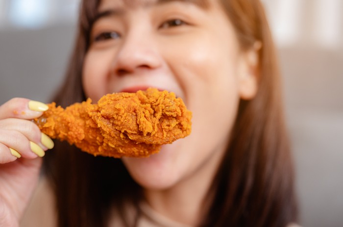 Wanita Ini Selamatkan Teman yang Hampir Tewas Tersedak Ayam