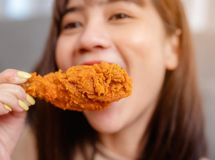 Wanita Ini Selamatkan Teman yang Hampir Tewas Tersedak Ayam