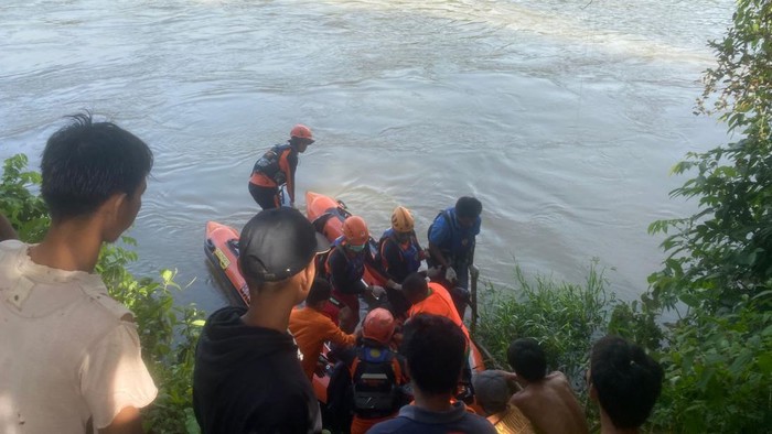 Tim SAR saat mengevakuasi korban tenggelam di Sungai Batang Tebo (Foto: Istimewa)